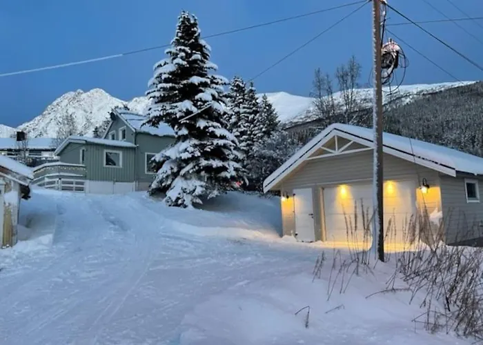 House With Garage In Central Lyngen