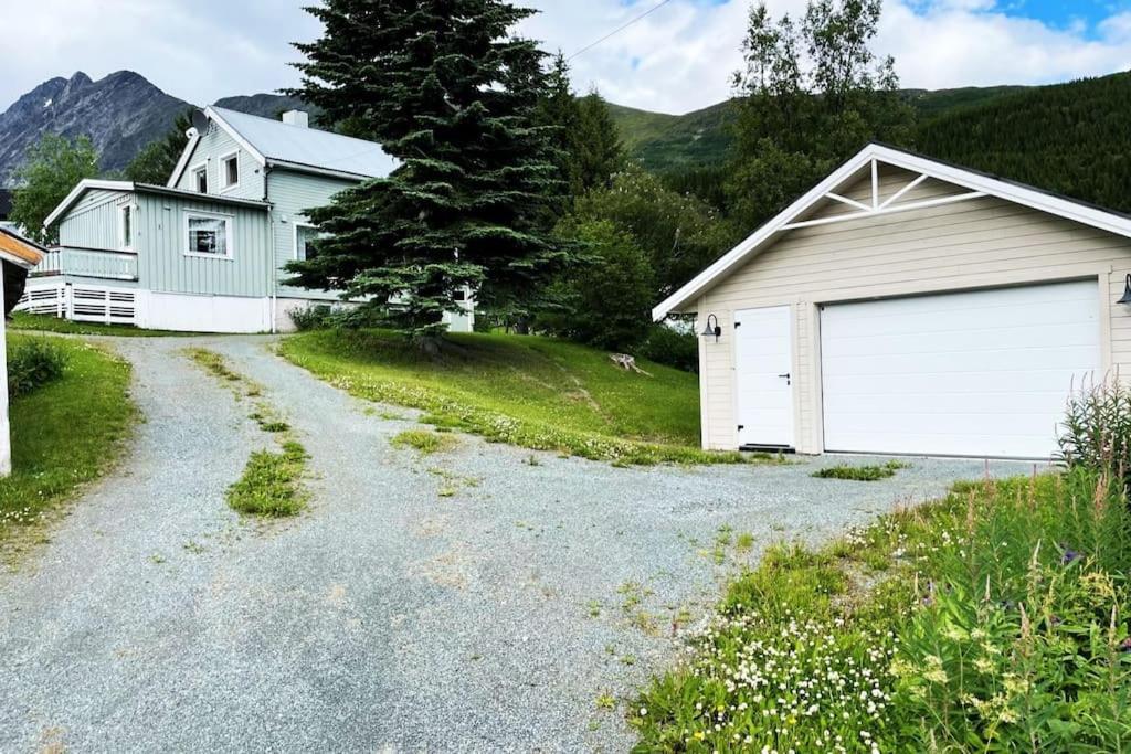 House With Garage In Lyngen Casa vacanze Lyngseidet